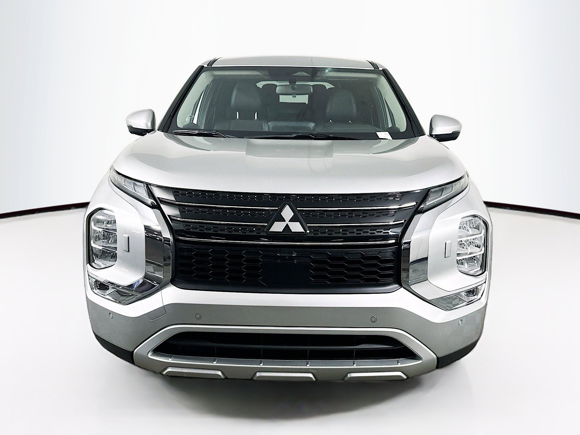 Used 2024 Mitsubishi Outlander SE image 2