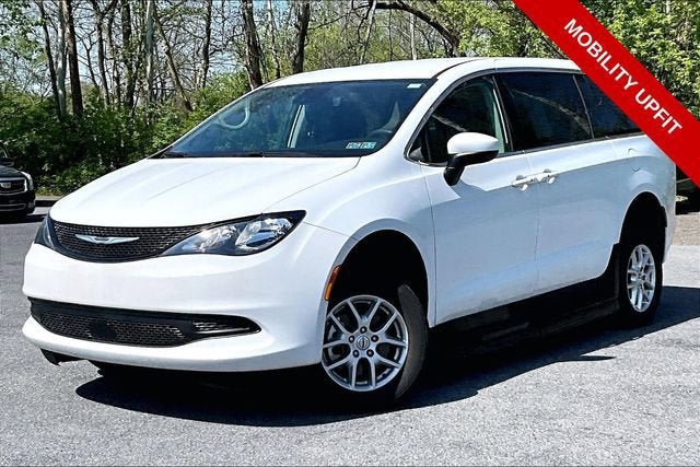 Used 2022 Chrysler Voyager LX FWD image 1