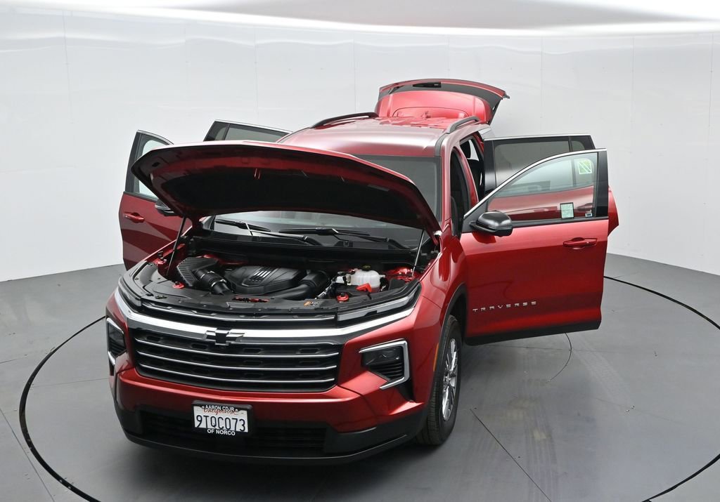 Used 2025 Chevrolet Traverse LT w/ Driver Confidence Package image 38
