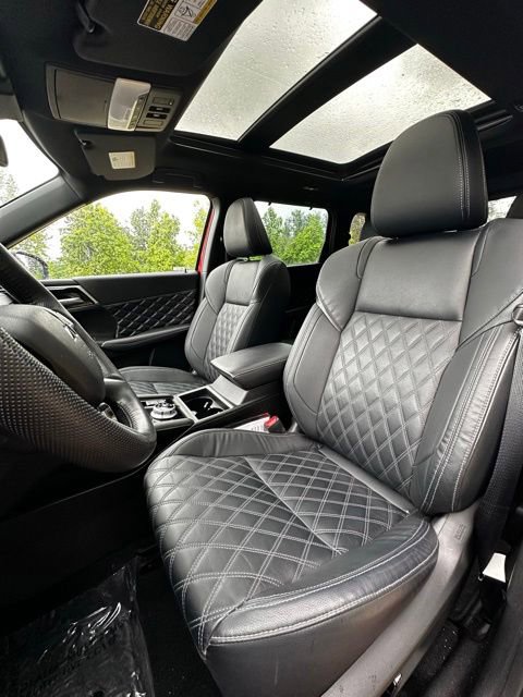 Used 2023 Mitsubishi Outlander AWD image 12