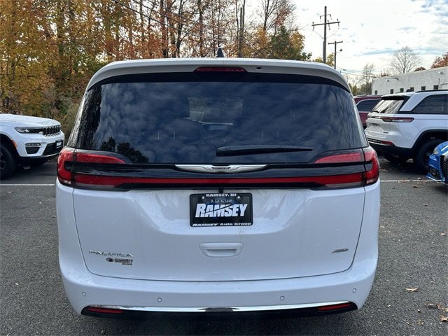 New 2026 Chrysler Pacifica Select AWD/4WD image 16