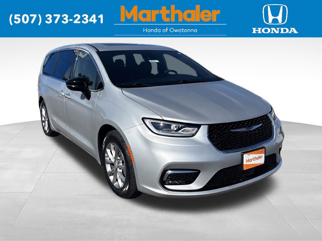 Used 2026 Chrysler Pacifica Limited FWD image 7