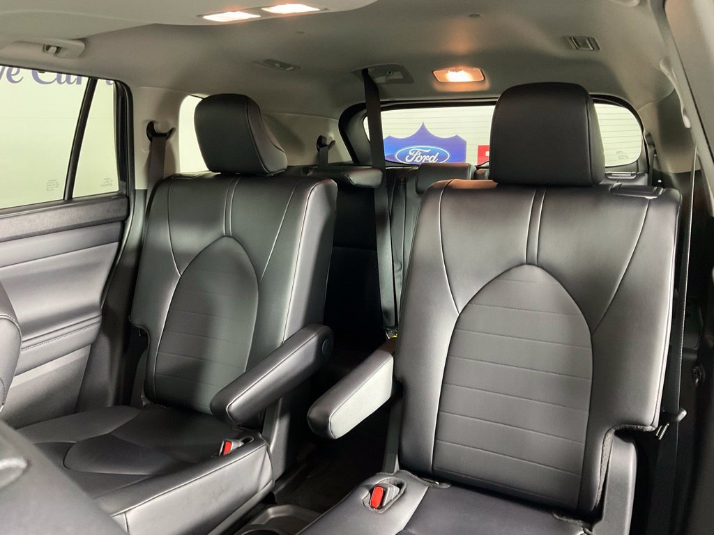 Used 2025 Toyota Highlander XLE FWD image 16