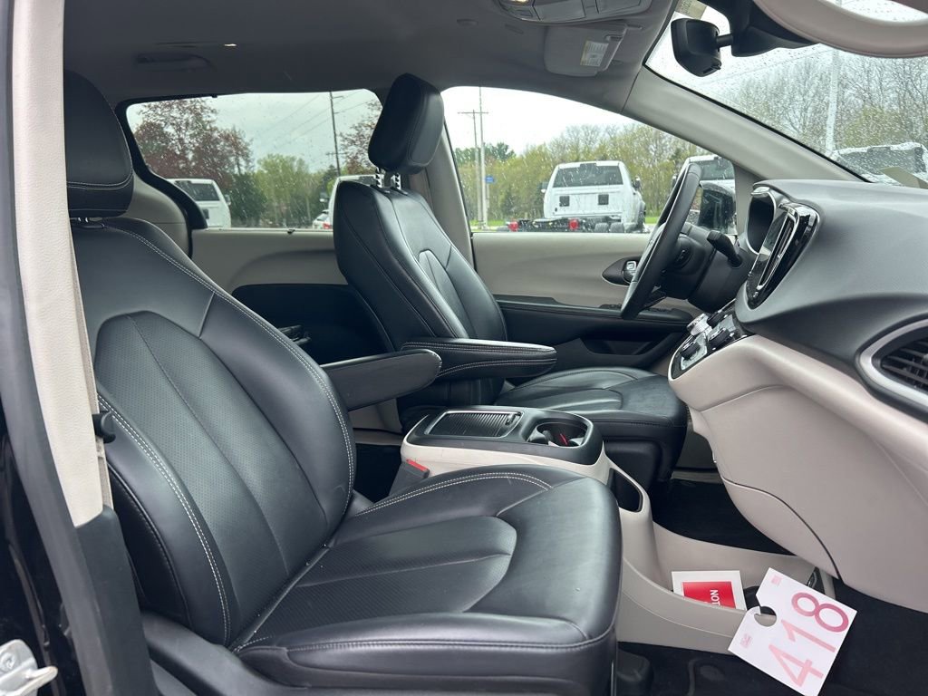 Certified 2024 Chrysler Pacifica Touring-L FWD image 10