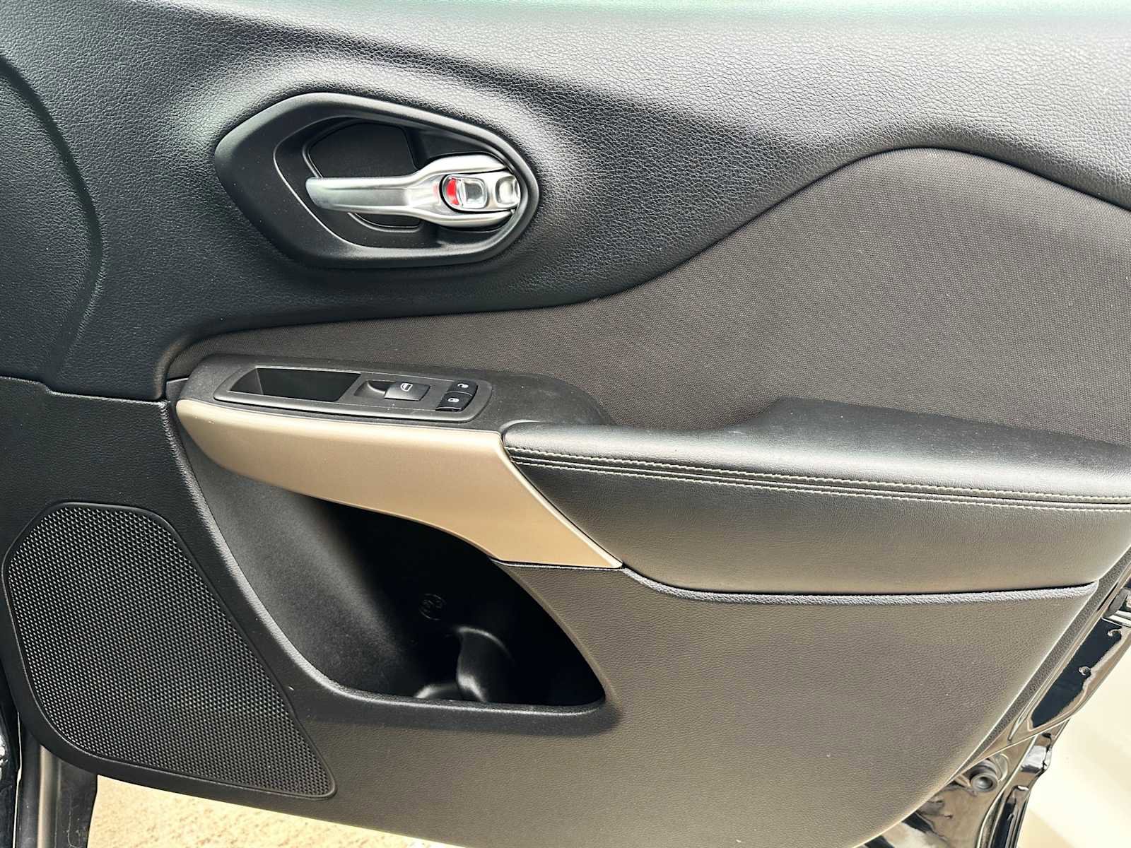 Used 2018 Jeep Cherokee Latitude w/ Altitude Package FWD image 19