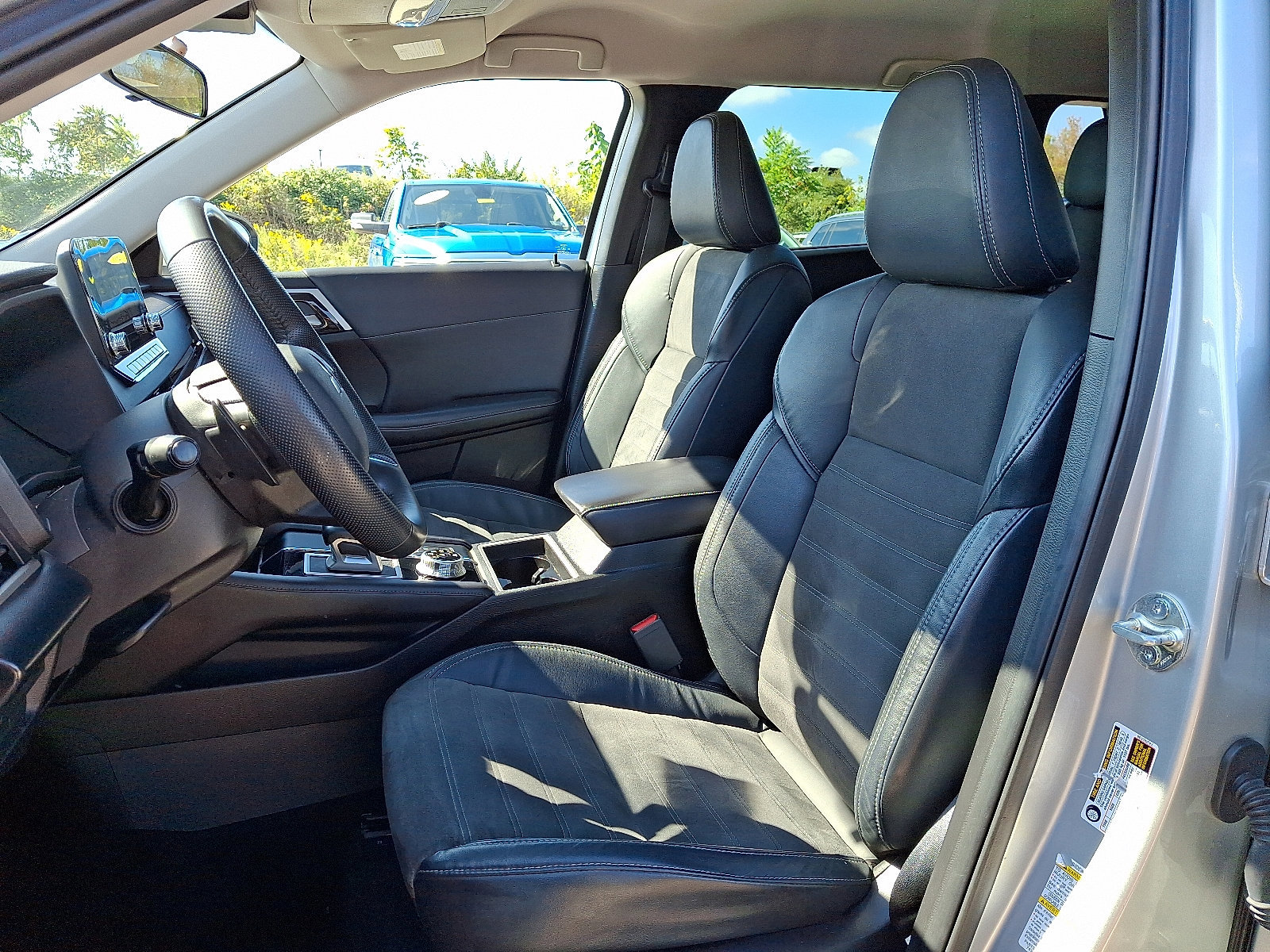 Used 2023 Mitsubishi Outlander SE image 13