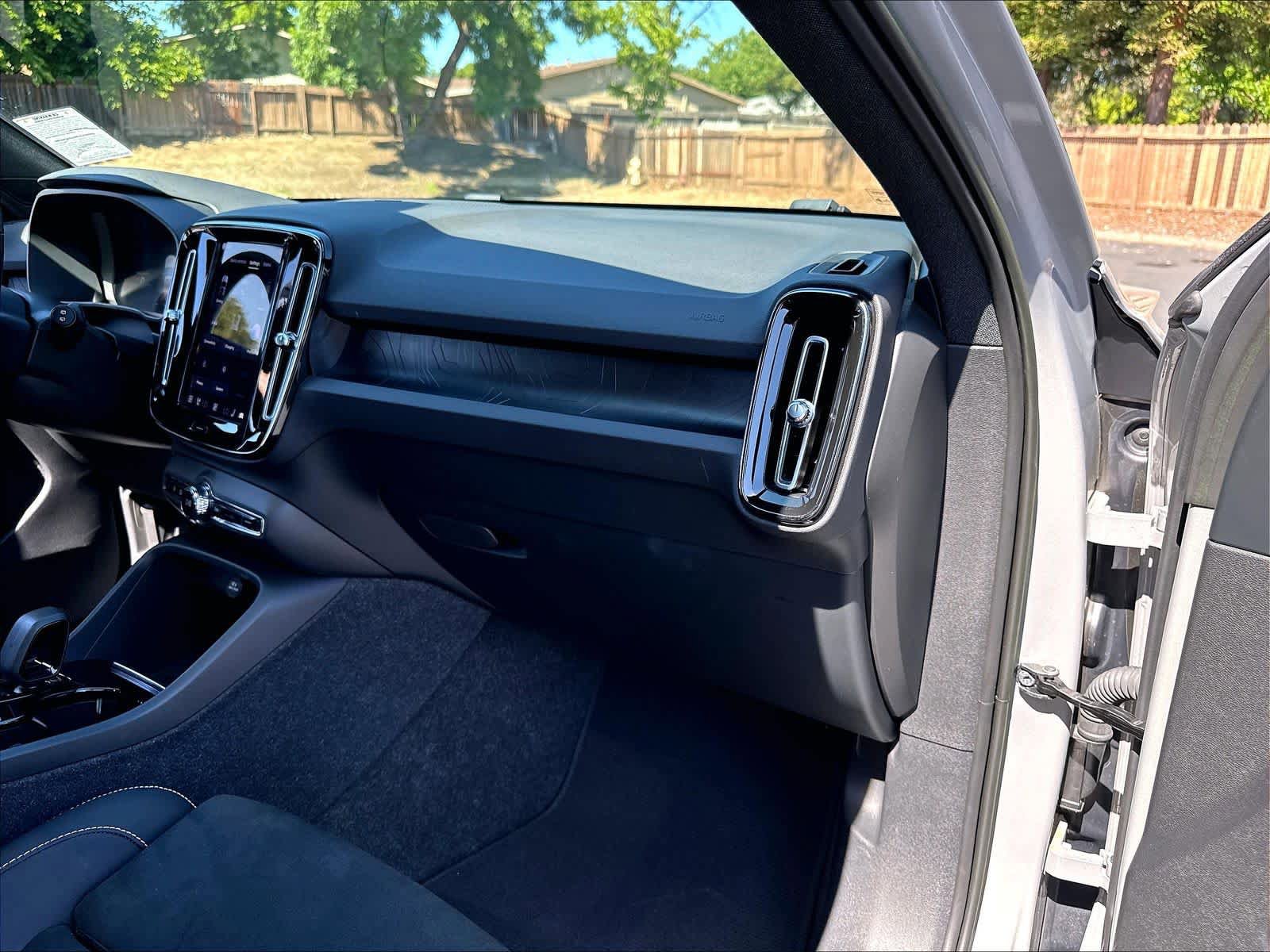 Used 2023 Volvo XC40 Recharge Ultimate AWD/4WD image 19