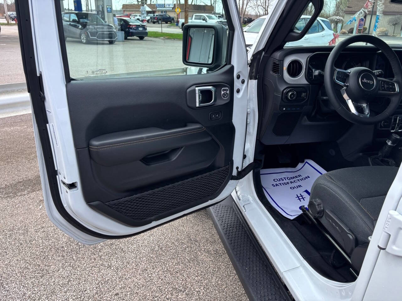 Used 2025 Jeep Wrangler Unlimited Sahara w/ Safety Group image 9