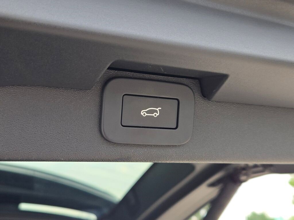 Used 2023 Land Rover Discovery HSE R-Dynamic image 17