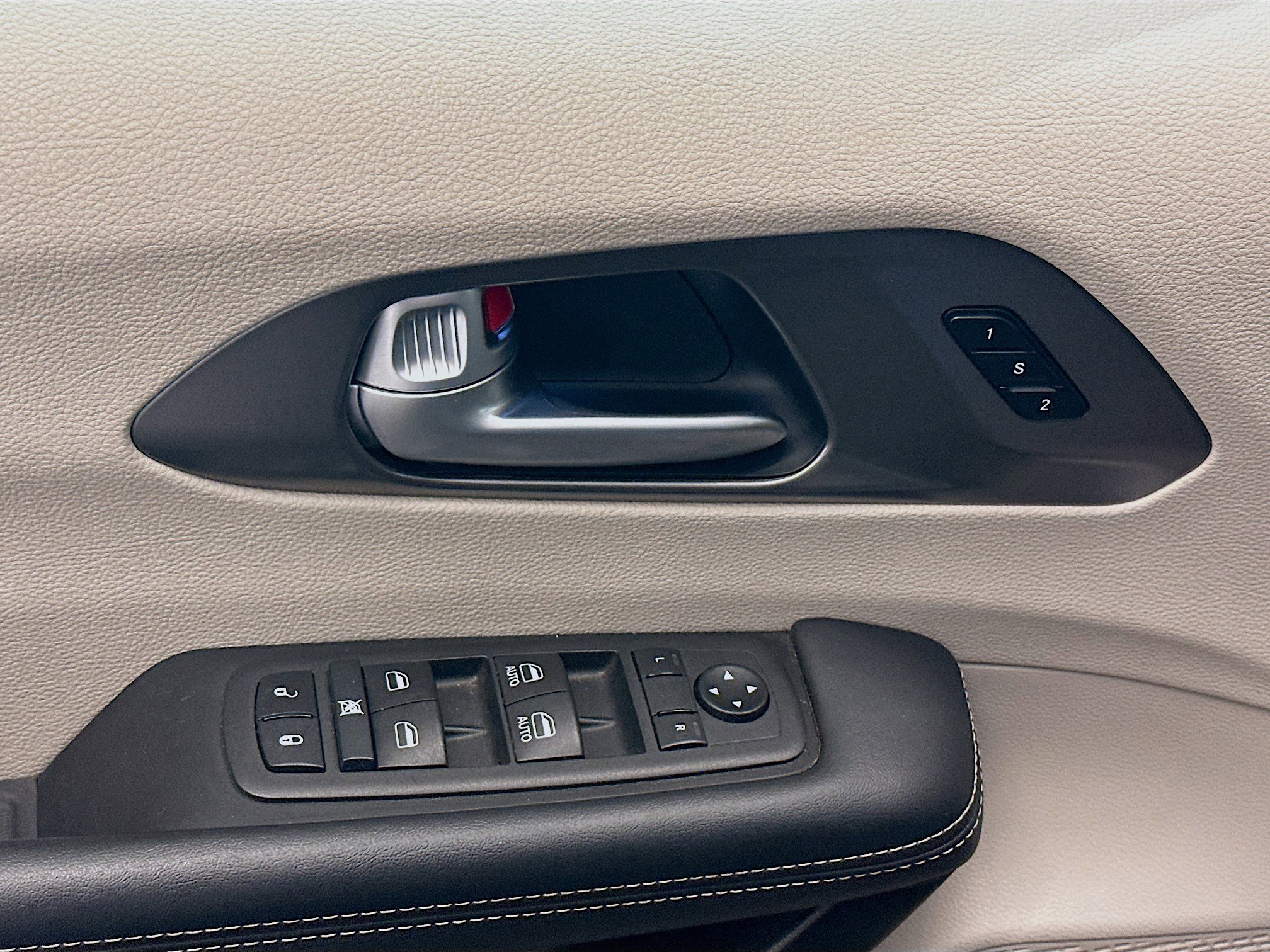 Used 2024 Chrysler Pacifica Touring-L FWD image 15