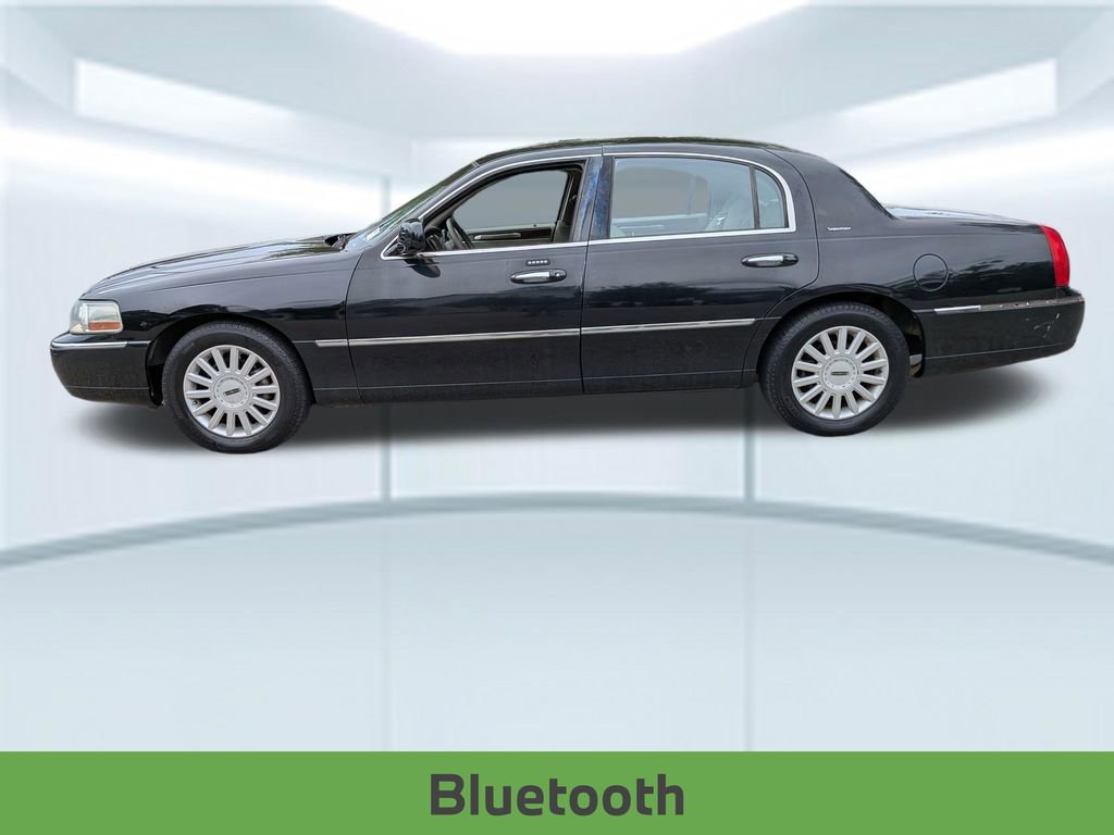 Used 2005 Lincoln Town Car Signature image 2