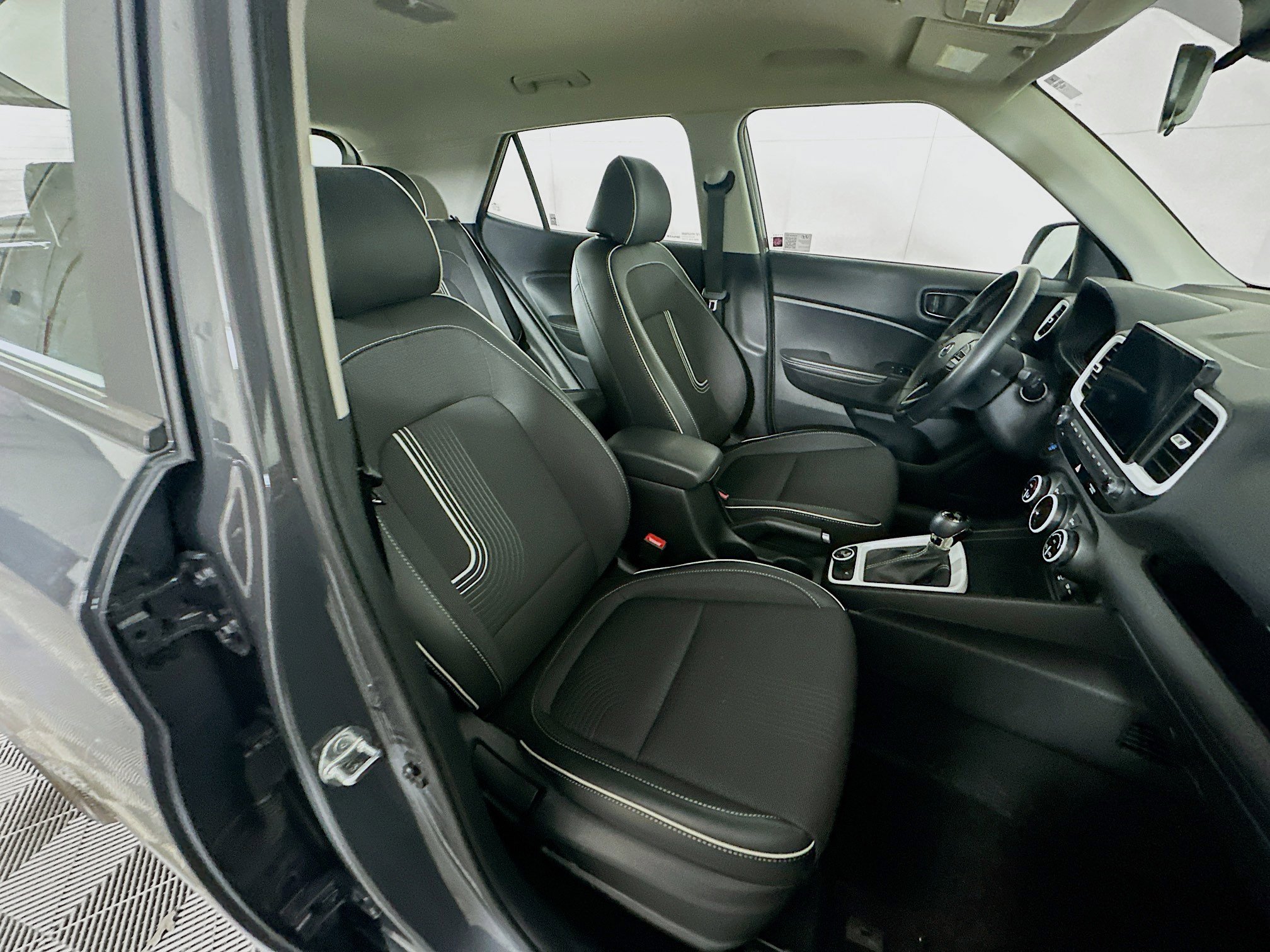 Used 2025 Hyundai Venue Limited image 30