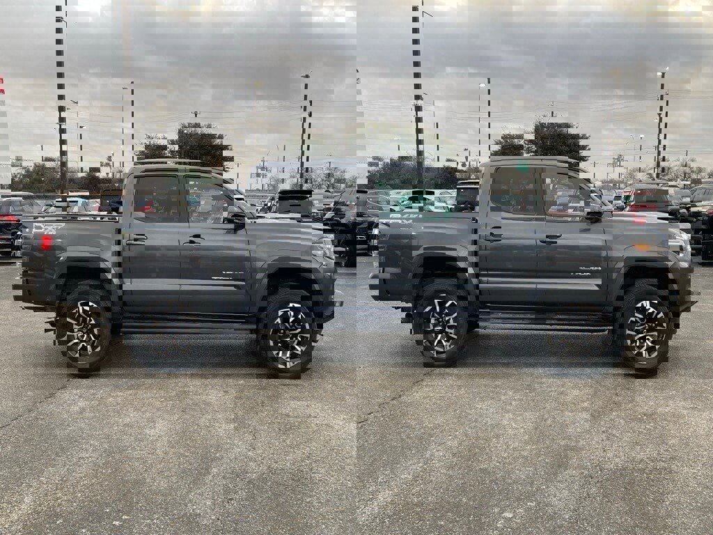 Used 2022 Toyota Tacoma TRD Sport w/ Technology Package image 4