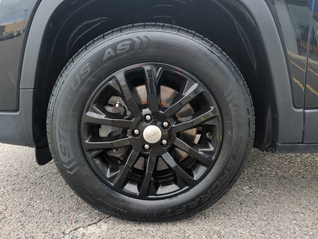 Used 2020 Jeep Cherokee Latitude Plus w/ Cold Weather Group image 4