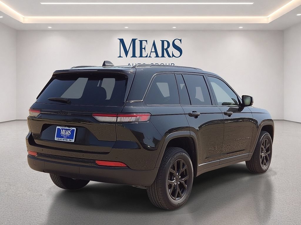 Used 2025 Jeep Grand Cherokee Altitude AWD/4WD image 5