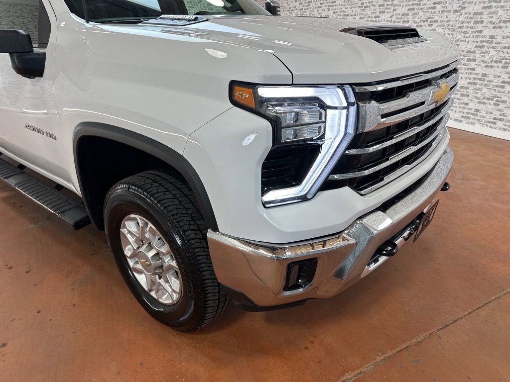 Used 2024 Chevrolet Silverado 2500 LTZ w/ LTZ Convenience Package image 9