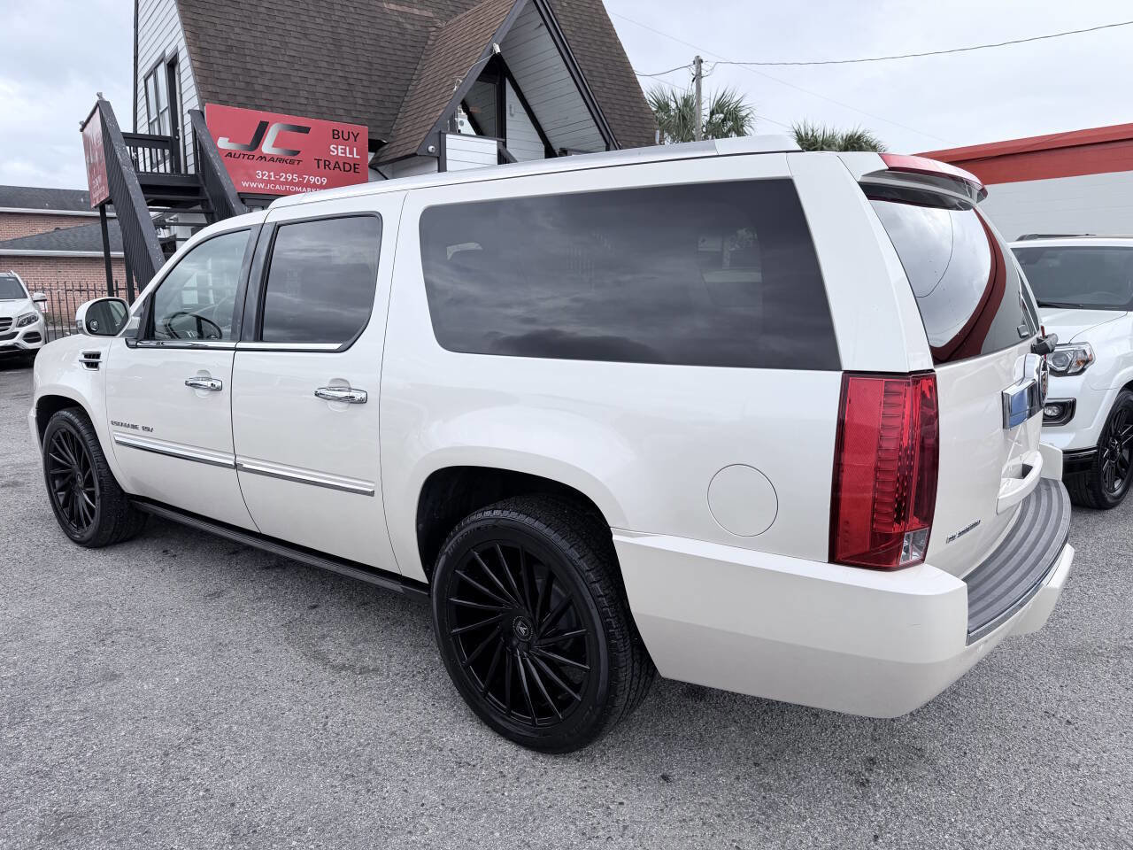 Used 2013 Cadillac Escalade ESV Platinum image 2