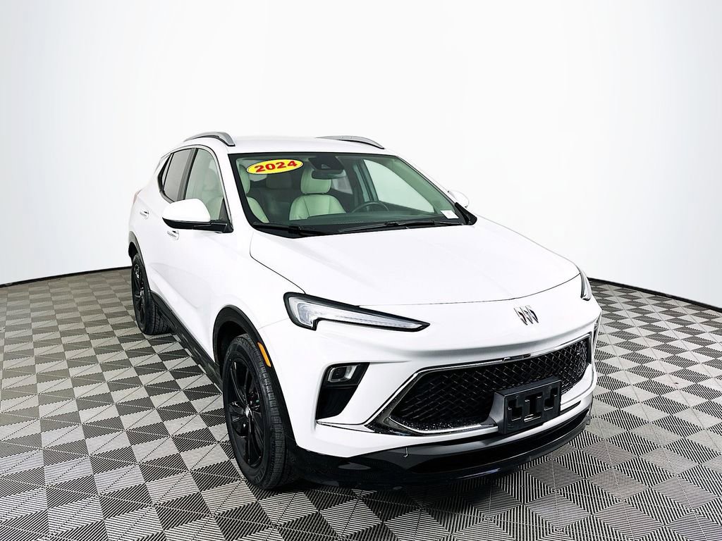 Used 2024 Buick Encore GX Sport Touring image 2
