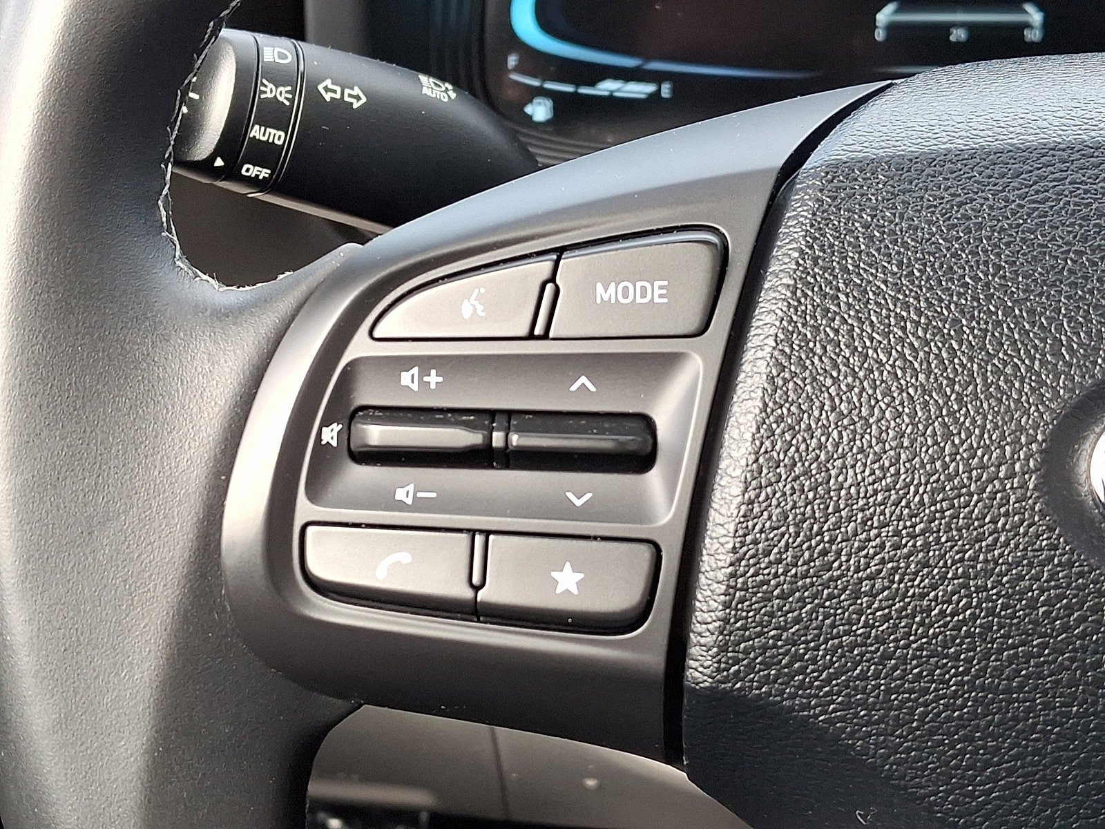 Used 2025 Hyundai Venue SEL image 21