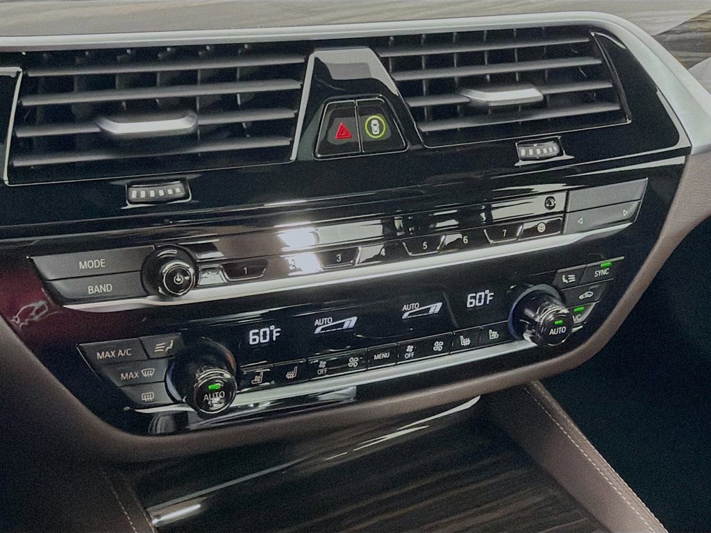 Used 2021 BMW M550i xDrive w/ Dynamic Handling Package image 19