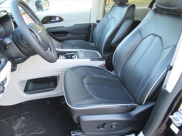 Used 2024 Chrysler Pacifica Limited image 16
