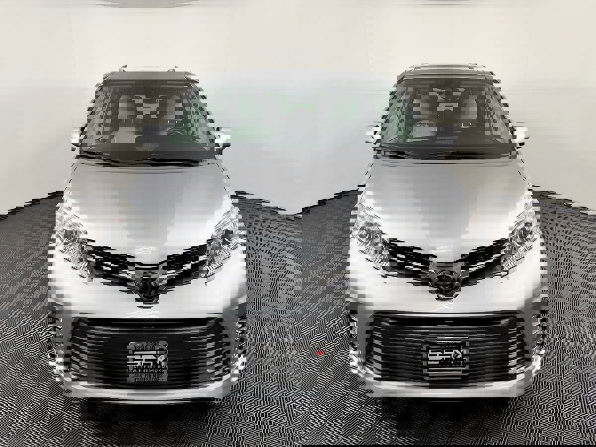 Used 2018 Toyota Sienna XLE w/ XLE Navigation Package AWD/4WD image 4