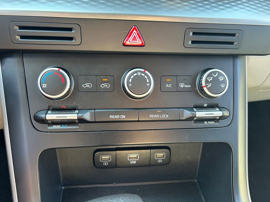 Used 2023 Kia Carnival LX FWD image 14