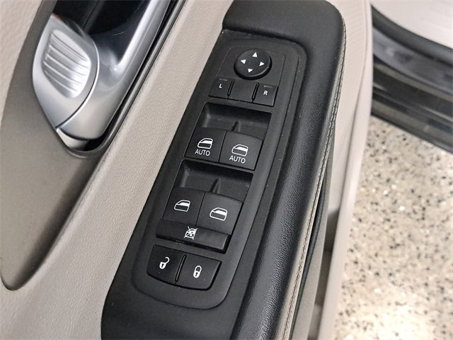 Used 2023 Chrysler Pacifica Touring-L image 21