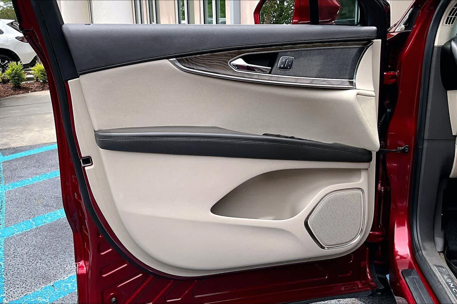 Used 2018 Lincoln MKX Reserve w/ Driver Assistance Package FWD image 22