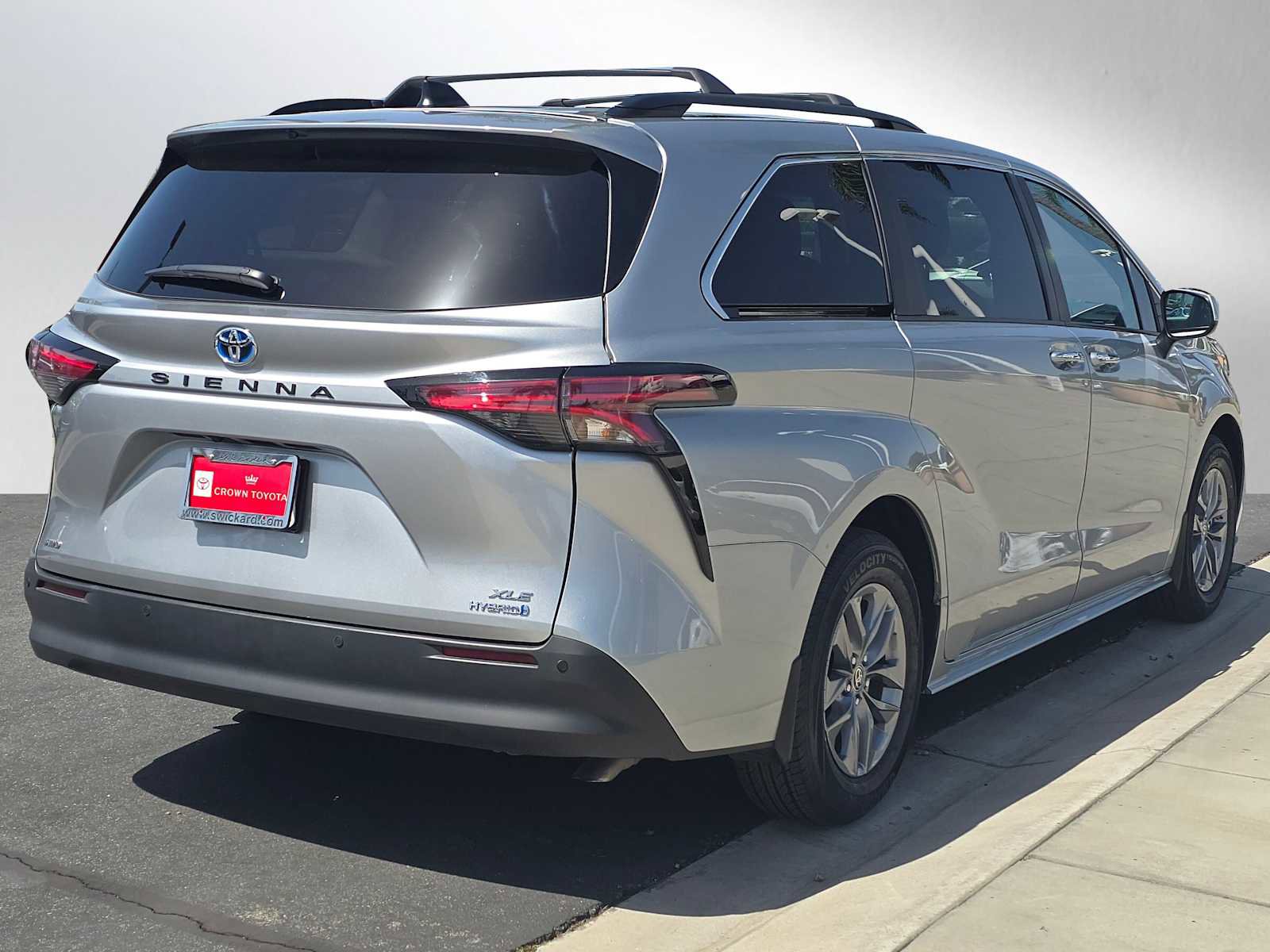 Used 2022 Toyota Sienna XLE w/ XLE Plus Package image 3