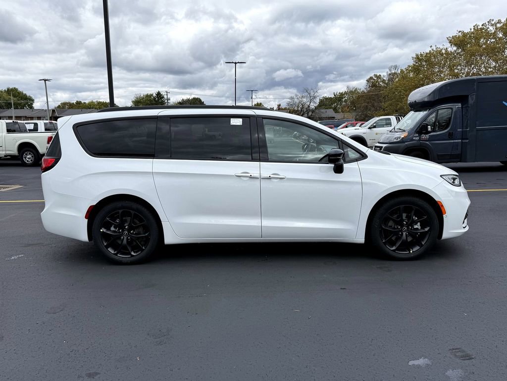 New 2026 Chrysler Pacifica Limited w/ Uconnect Theater Family Group image 8