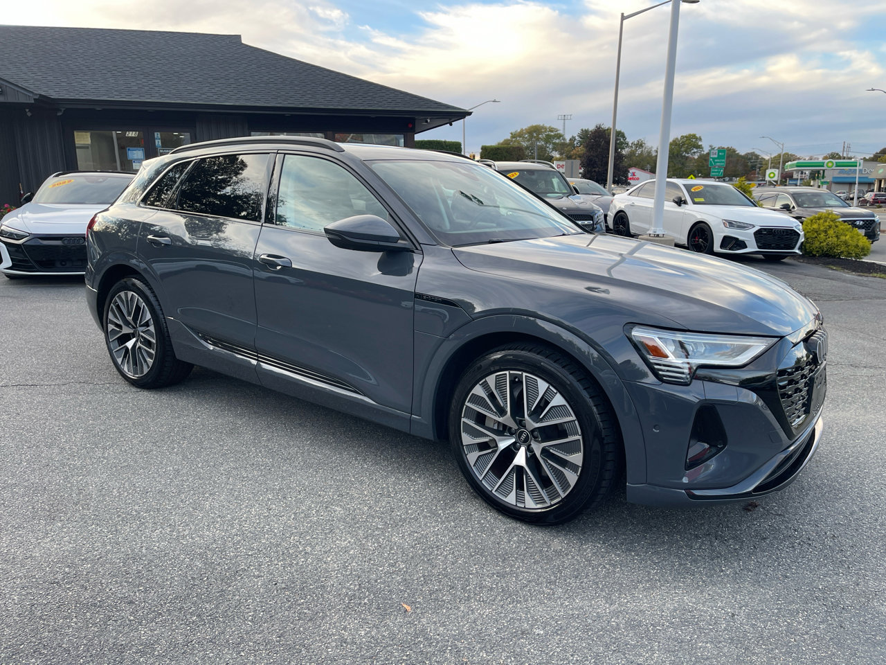 Used 2024 Audi Q8 e-tron Premium Plus w/ Premium Plus Package image 31