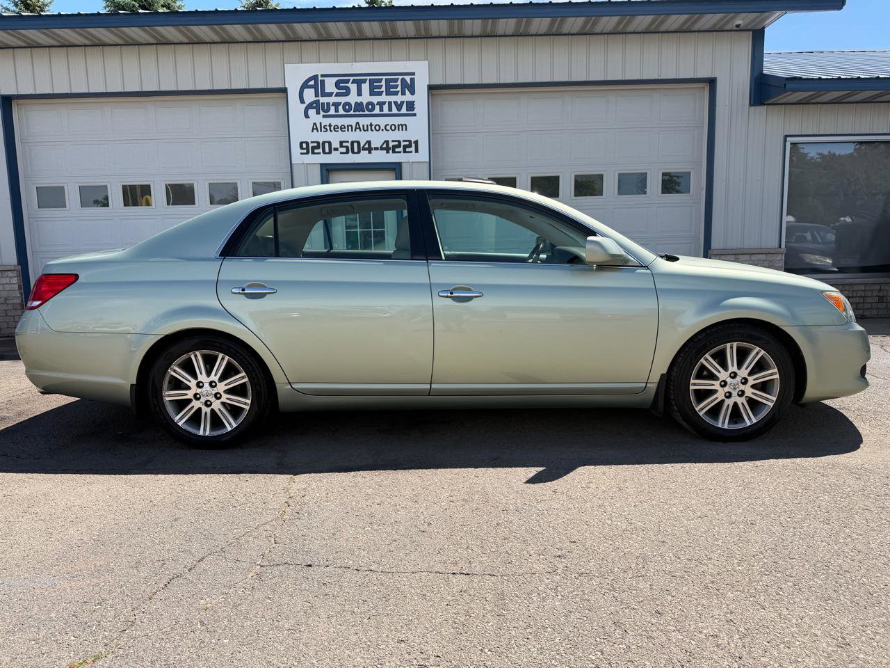 Used 2010 Toyota Avalon XL FWD image 2