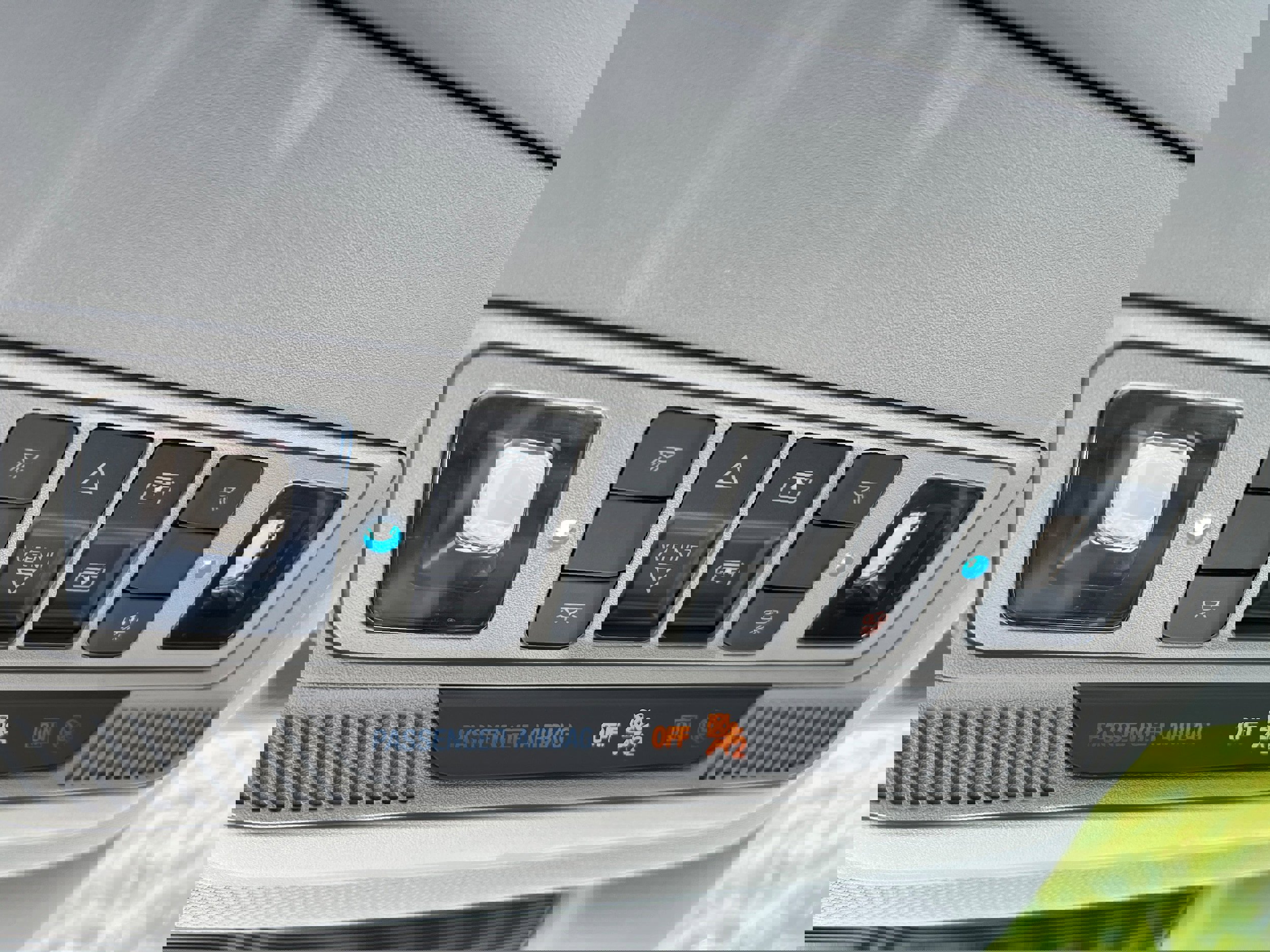 Used 2022 Ford Explorer XLT w/ Equipment Group 202A AWD/4WD image 21