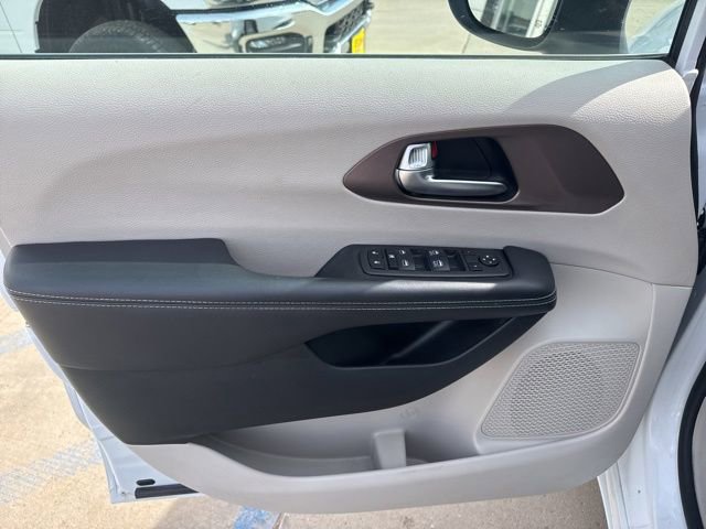 Used 2023 Chrysler Voyager LX image 19