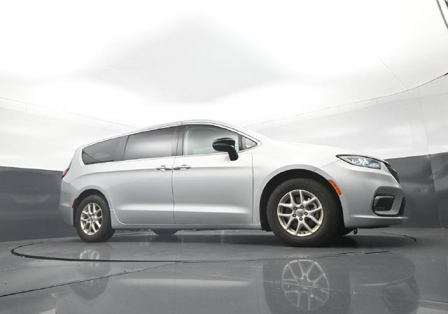 Used 2024 Chrysler Pacifica Touring-L FWD image 39