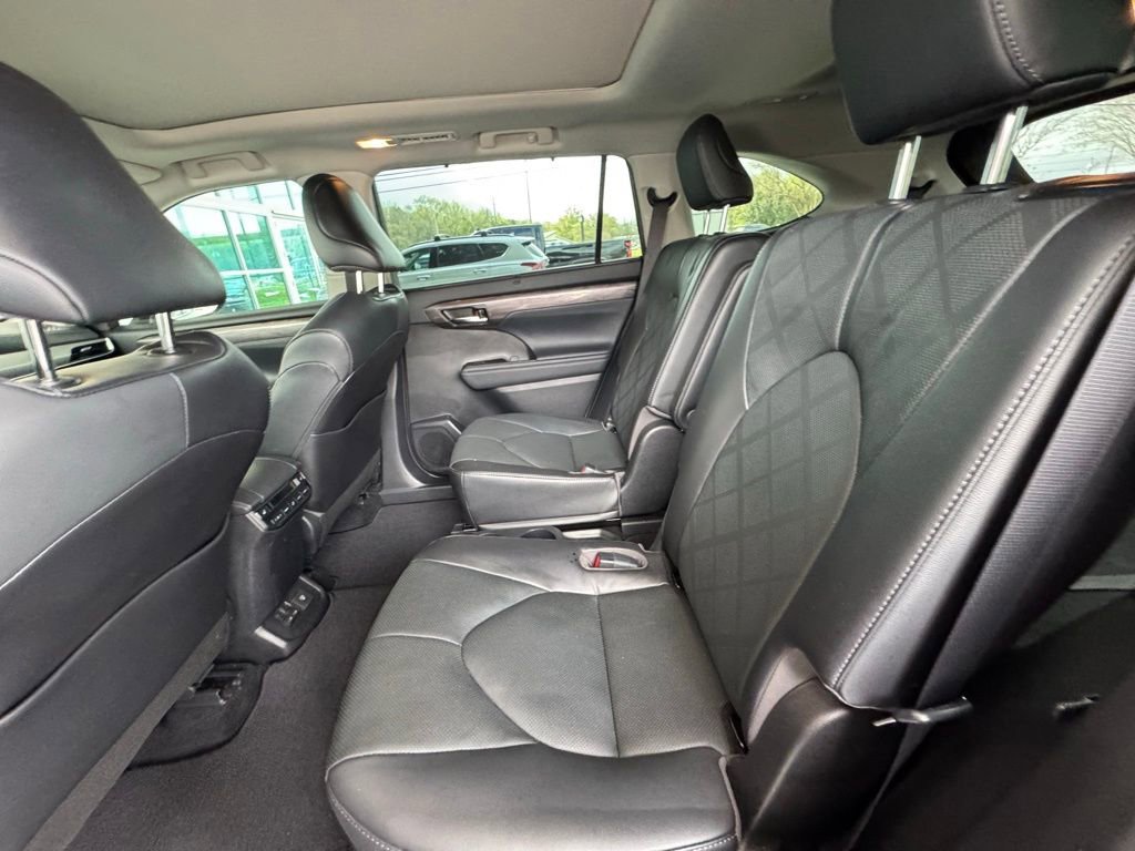 Used 2022 Toyota Highlander Platinum image 19