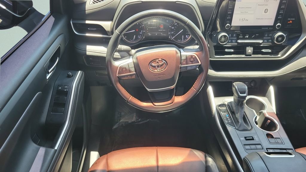 Used 2022 Toyota Highlander XLE AWD/4WD image 15
