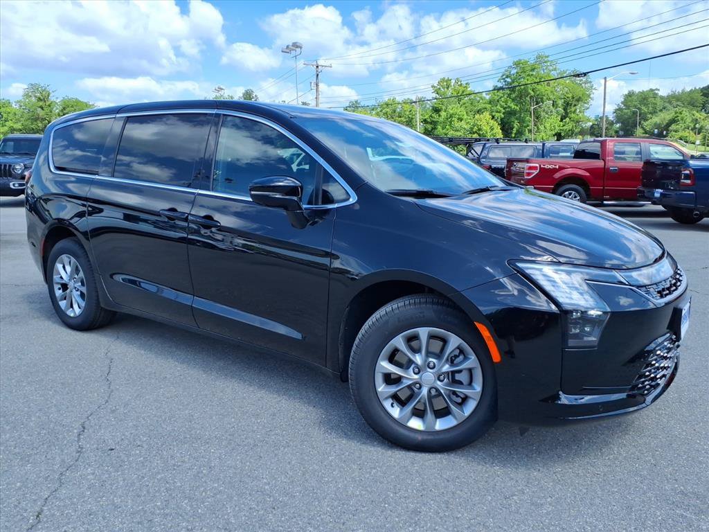 New 2027 Chrysler Pacifica Select AWD/4WD image 2