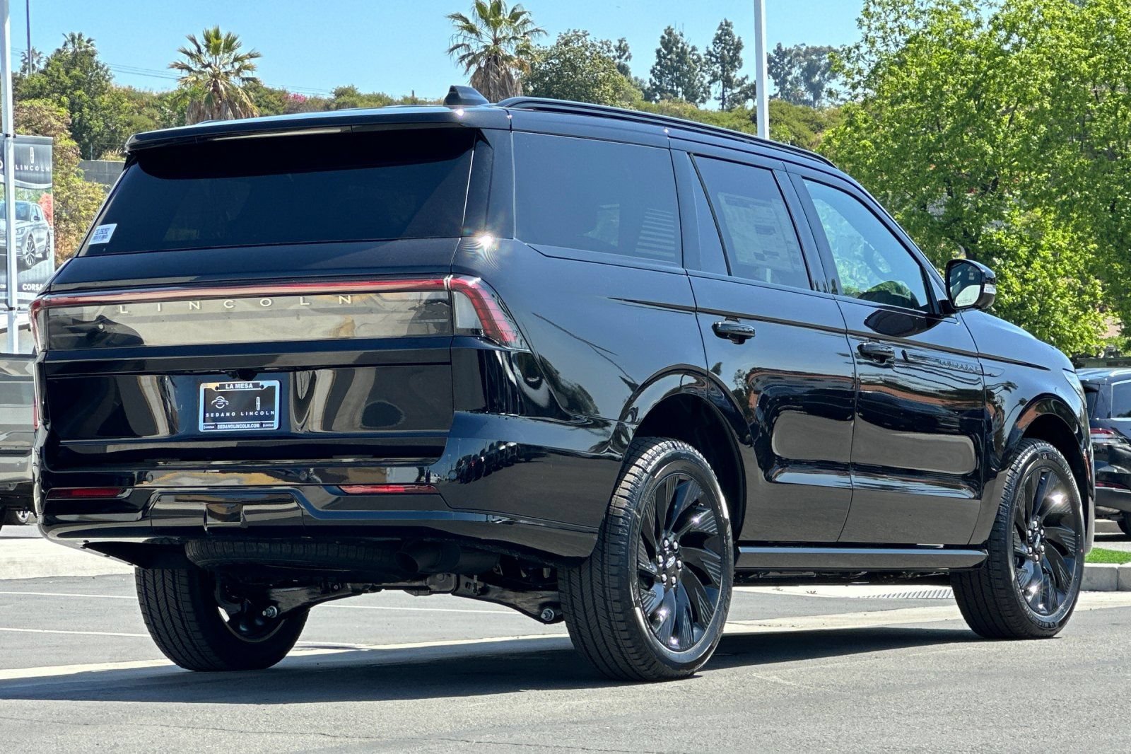 New 2026 Lincoln Navigator Reserve w/ Jet Appearance Package AWD/4WD image 3