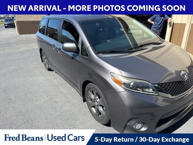 Used 2016 Toyota Sienna SE Premium w/ Four Season Floor Mat Package FWD image 2