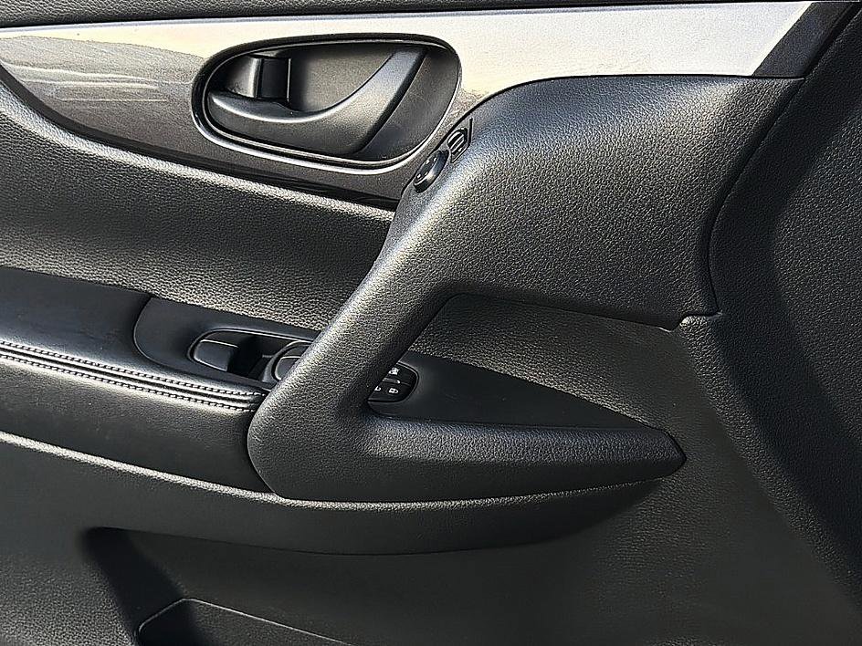 Used 2019 Nissan Rogue S image 20