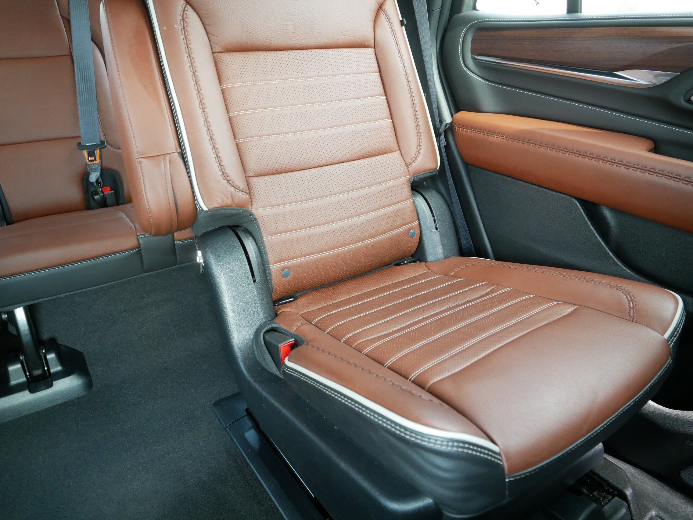 Used 2023 GMC Yukon Denali Ultimate w/ LPO, Floor Liner Package AWD/4WD image 14
