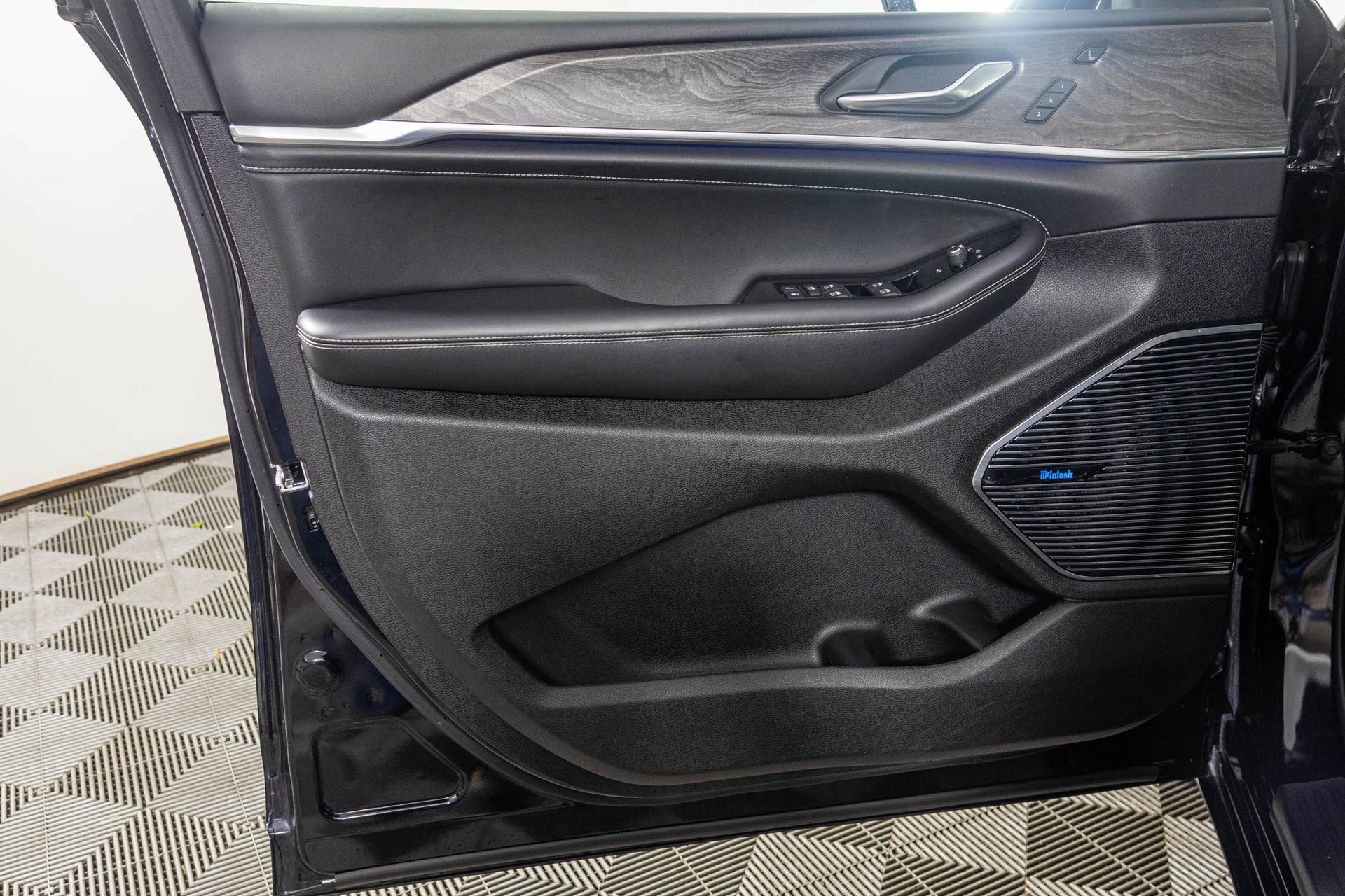 Used 2024 Jeep Grand Cherokee Overland w/ Luxury Tech Group IV image 39