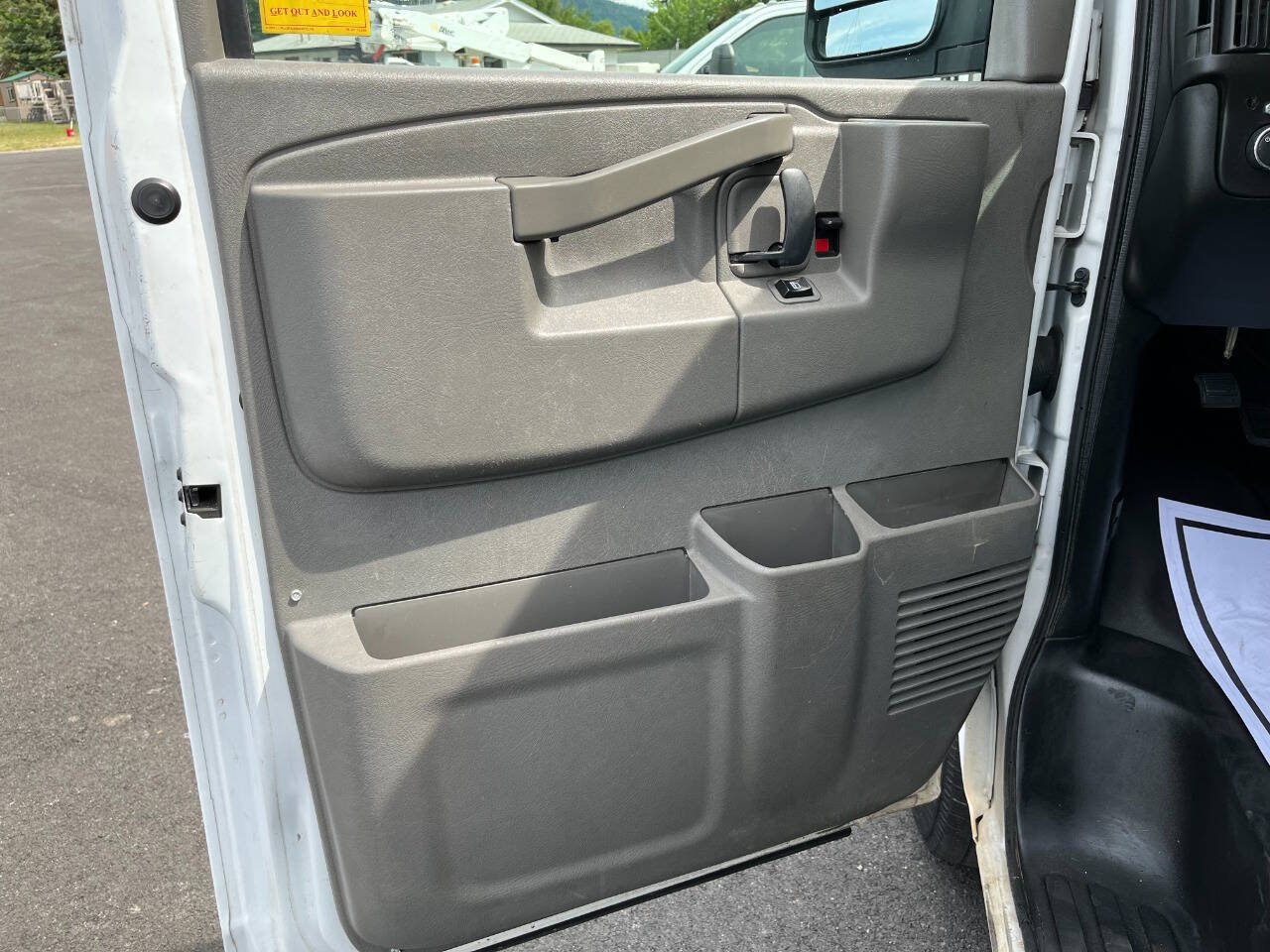 Used 2017 Chevrolet Express 2500 RWD image 9