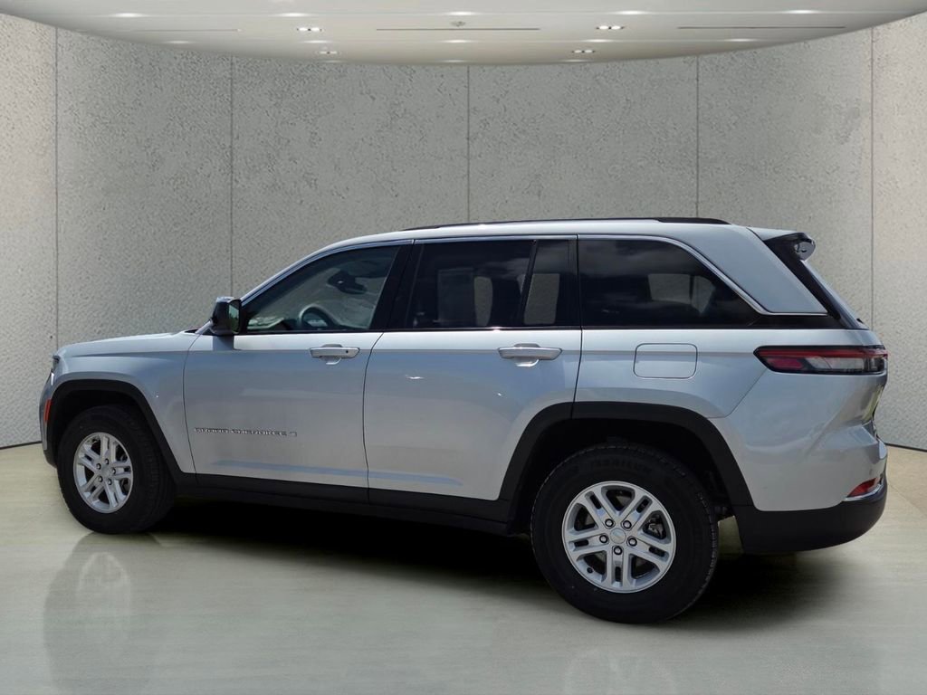 Used 2024 Jeep Grand Cherokee Laredo image 5