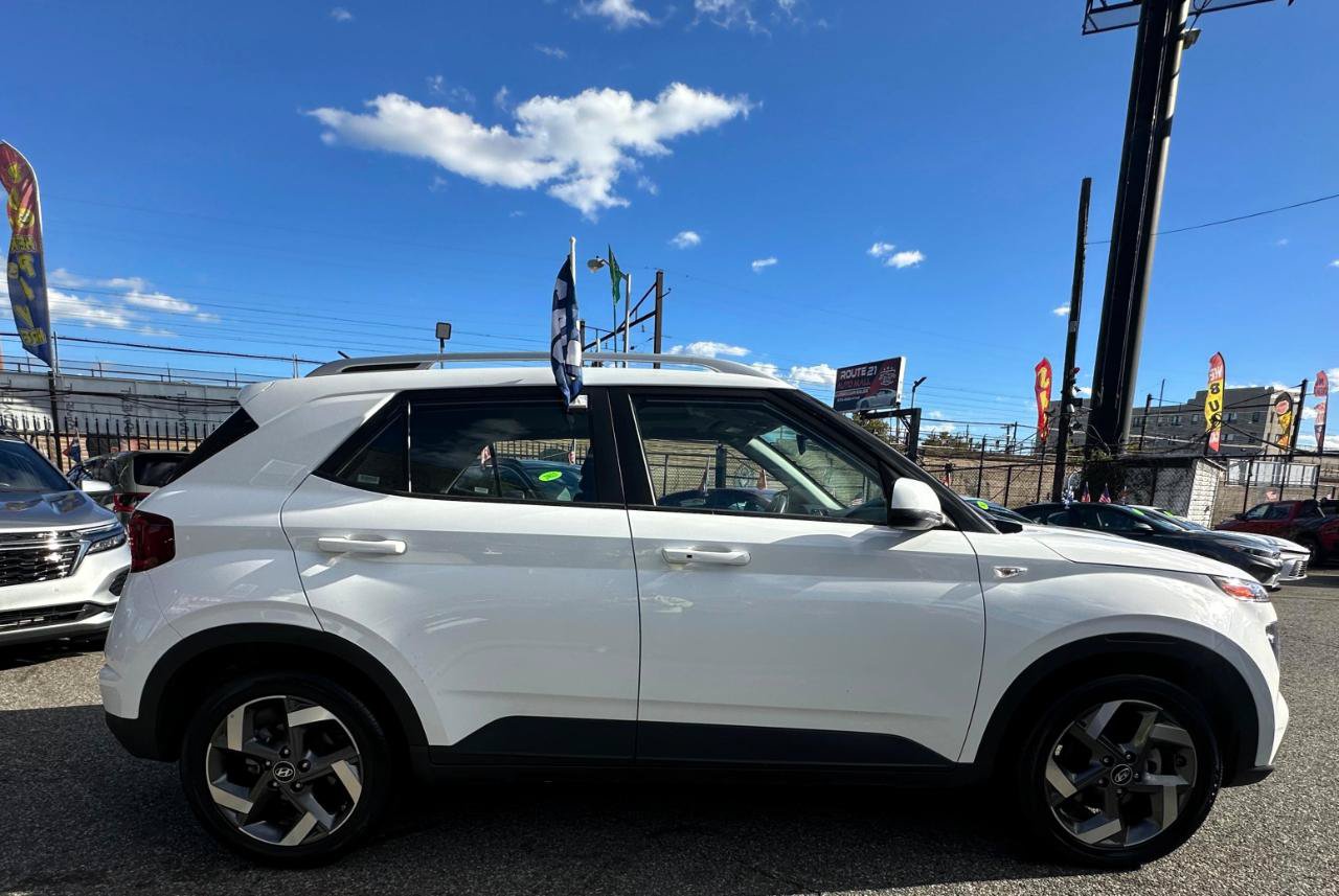 Used 2025 Hyundai Venue SEL FWD image 3