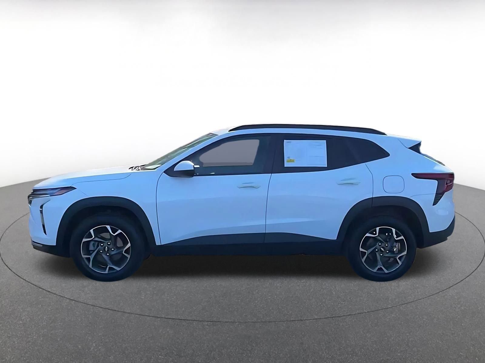 Used 2025 Chevrolet Trax LT w/ LT Convenience Package image 10