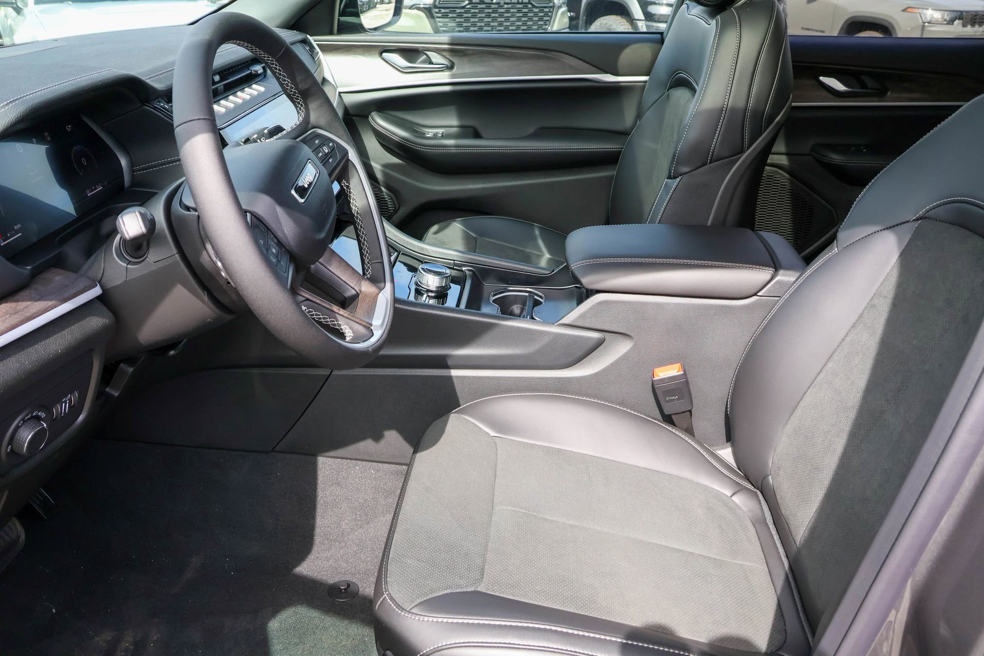 New 2026 Jeep Grand Cherokee Altitude image 4