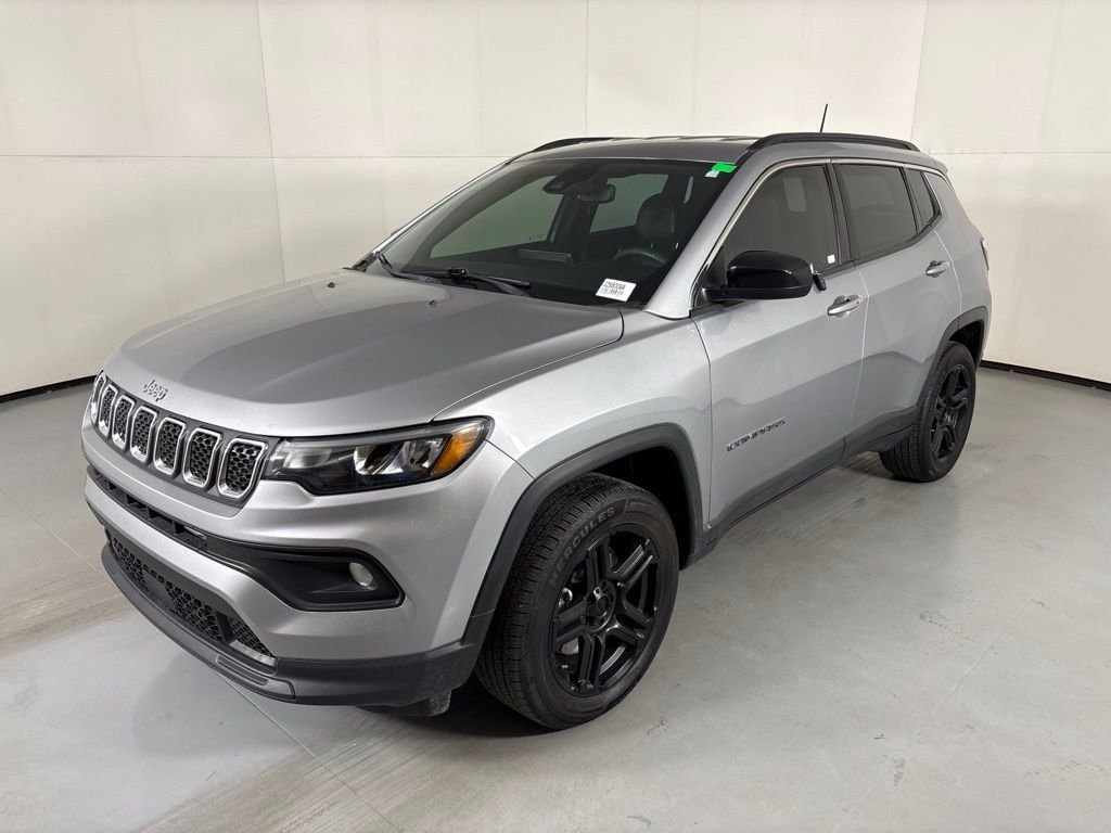 Used 2024 Jeep Compass Latitude AWD/4WD image 4